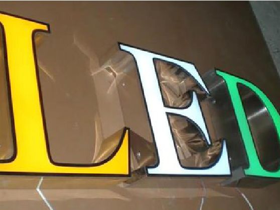 独山介绍LED招牌的基础知识。